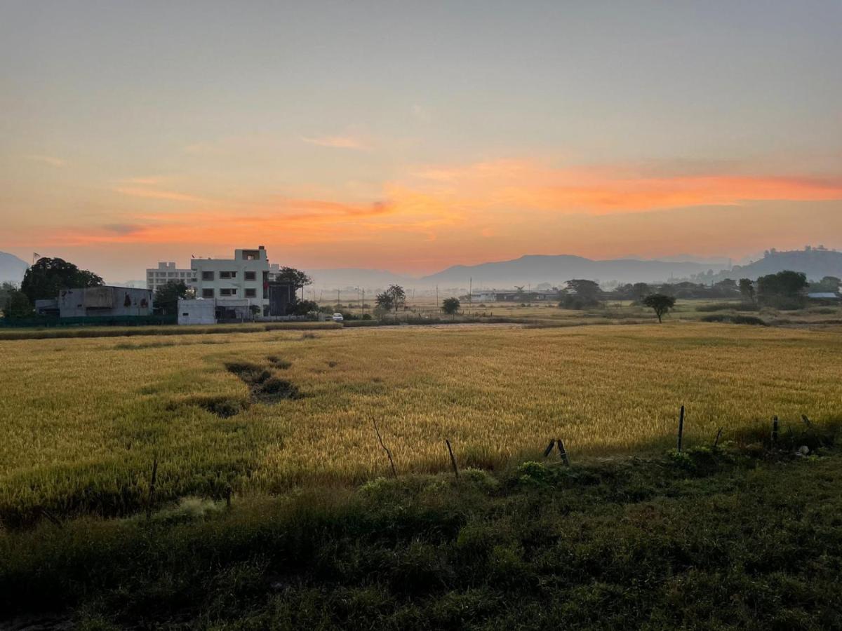 White Smoke Villa Igatpuri Bagian luar foto